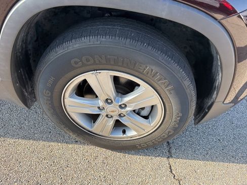 Used 2021 Chevrolet Trax LT w/ LT Convenience Package image 12