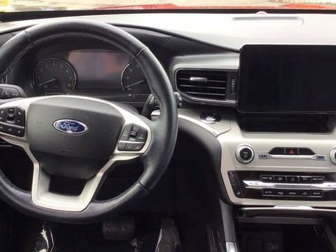 Used 2022 Ford Explorer XLT w/ Equipment Group 202A image 18