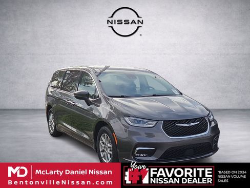 Used 2023 Chrysler Pacifica Touring-L FWD image 1