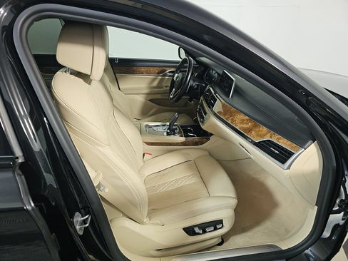 Used 2018 BMW 750i RWD image 11