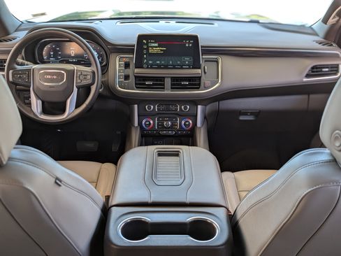 Used 2023 GMC Yukon XL SLT w/ SLT Luxury Package image 24