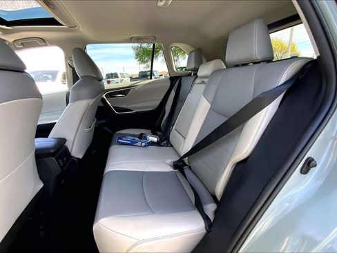 Used 2021 Toyota RAV4 XLE Premium image 19