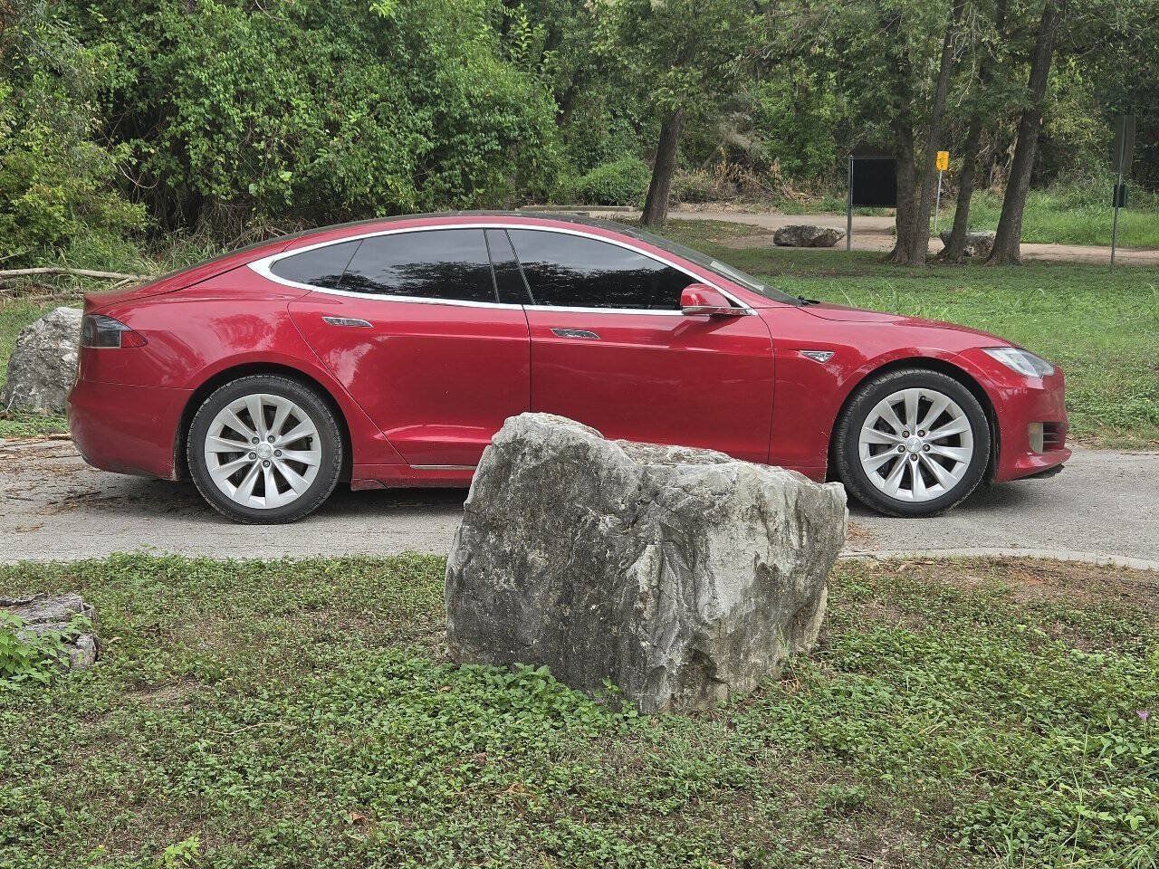 Used 2016 Tesla Model S 60 RWD image 3