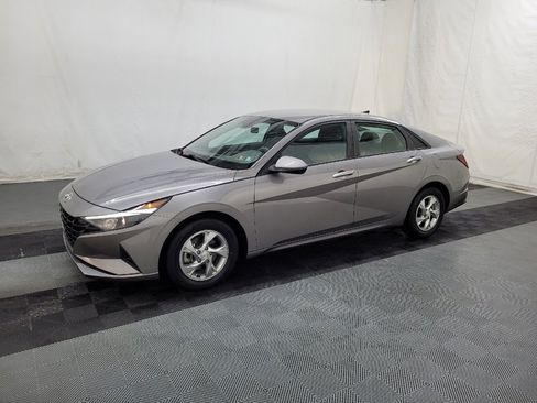 Used 2021 Hyundai Elantra SE FWD image 2