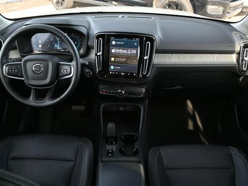 Used 2025 Volvo XC40 B5 Core image 3