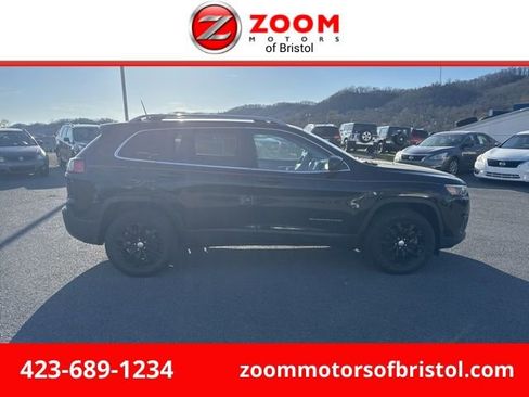 Used 2019 Jeep Cherokee Latitude w/ Cold Weather Group AWD/4WD image 1