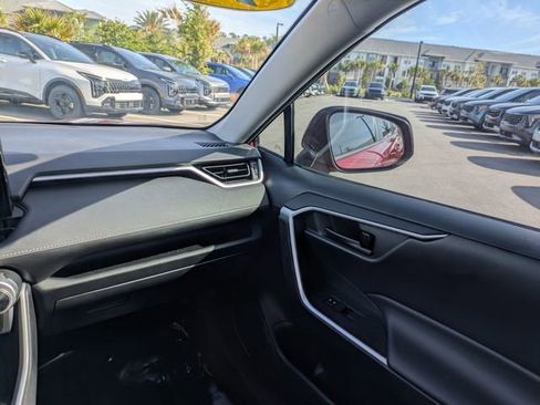 Used 2020 Toyota RAV4 LE FWD image 17