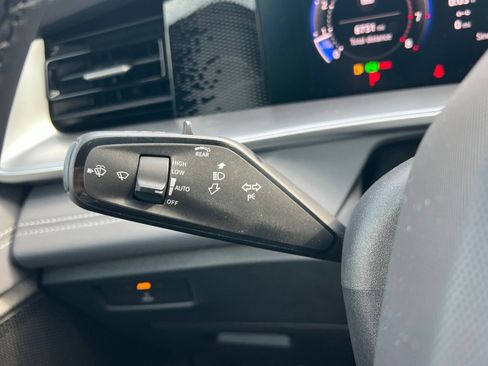 Certified 2025 Volkswagen Tiguan SE R-Line FWD image 24