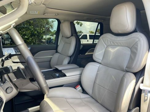 Used 2022 Lincoln Navigator L Reserve RWD image 2