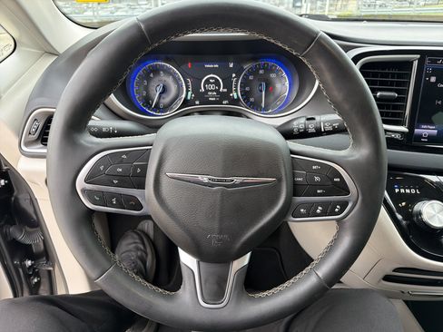 Used 2022 Chrysler Pacifica Touring-L image 18
