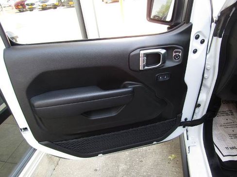 Used 2024 Jeep Gladiator Mojave AWD/4WD image 16