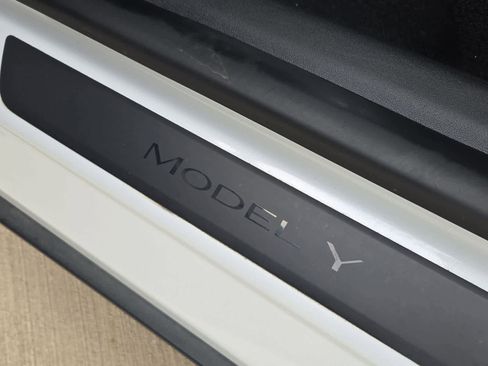 Used 2021 Tesla Model Y Performance image 11