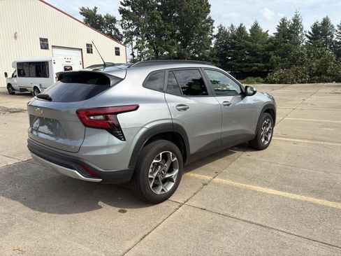 Used 2025 Chevrolet Trax LT FWD image 23