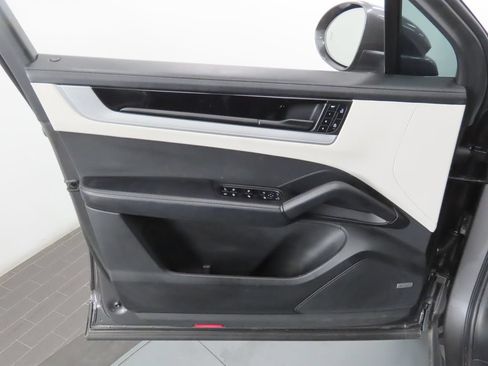 Certified 2025 Porsche Cayenne E-Hybrid AWD/4WD image 37