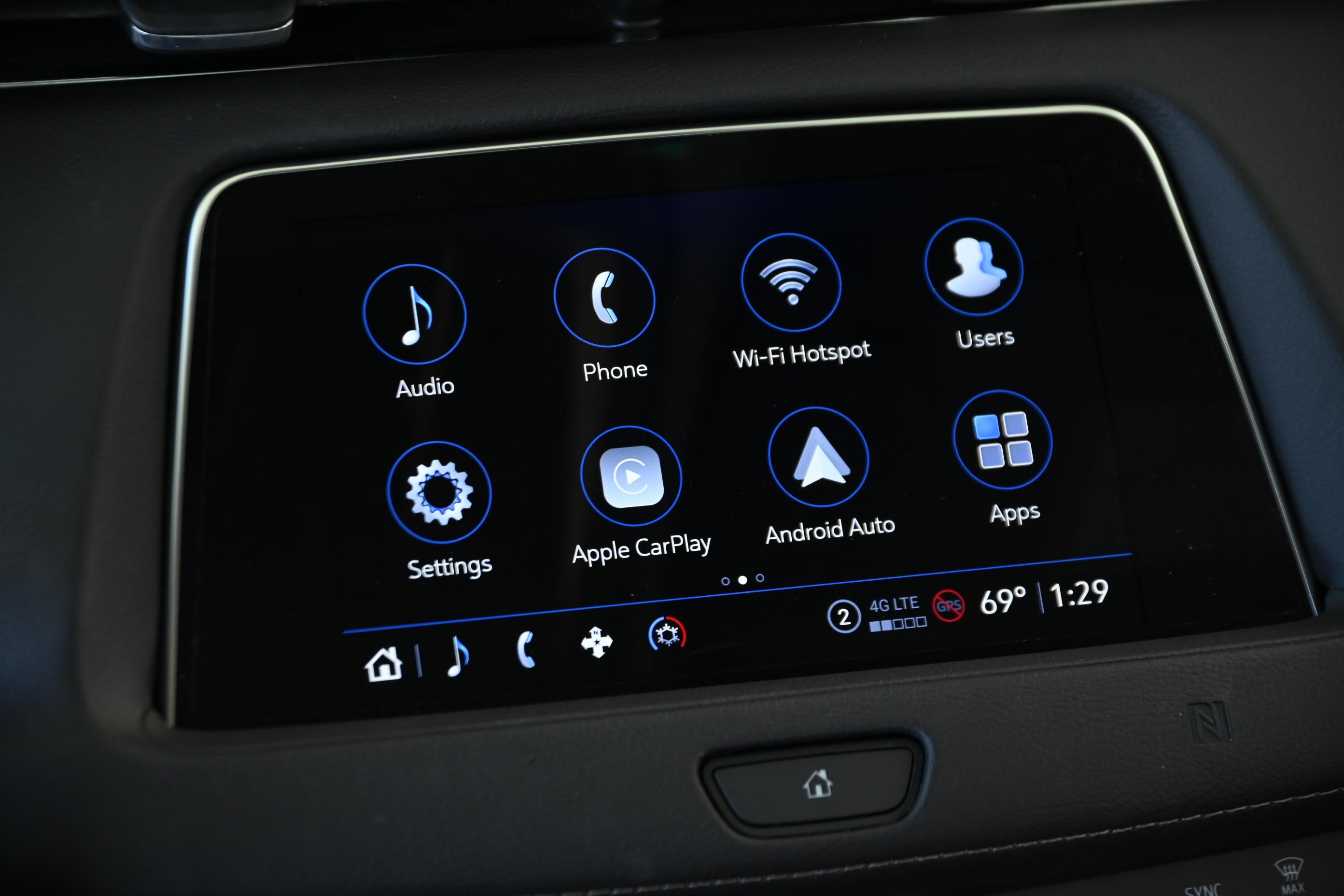 Used 2021 Cadillac XT4 Luxury w/ Cold Weather Package FWD image 18