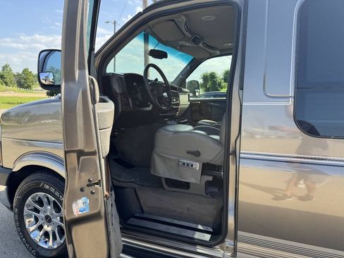 Used 2004 GMC Savana 1500 w/ Preferred Equipment Group RWD image 10