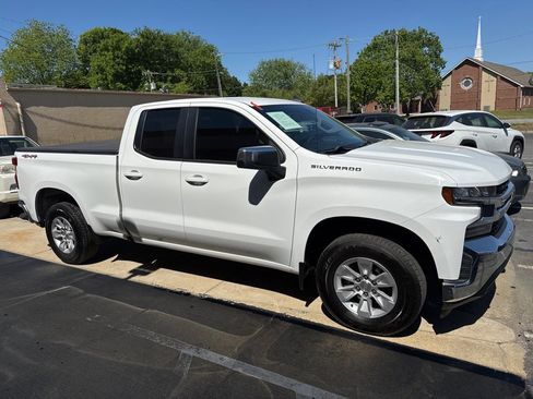 Used 2020 Chevrolet Silverado 1500 LT w/ Trailering Package image 3