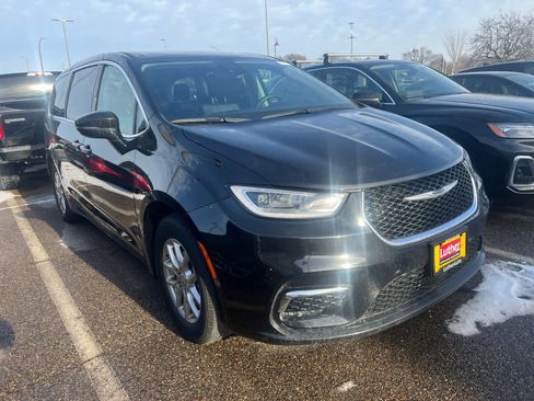 Used 2024 Chrysler Pacifica Touring-L image 2