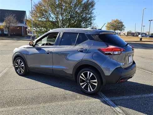 Used 2020 Nissan Kicks SV image 9