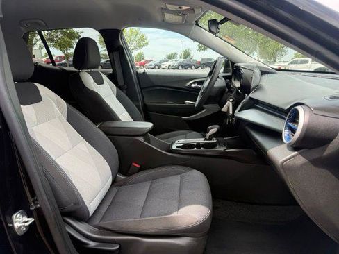 Used 2025 Chevrolet Trax LS w/ LS Convenience Package FWD image 3