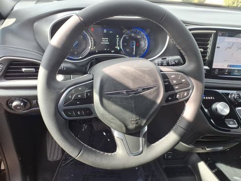 New 2026 Chrysler Pacifica Select image 9