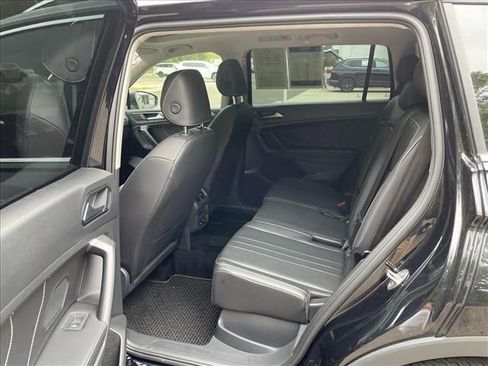 Used 2022 Volkswagen Tiguan SE w/ Panoramic Sunroof Package AWD/4WD image 8