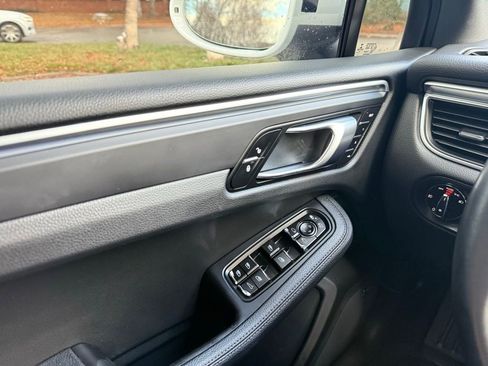 Used 2018 Porsche Macan Base image 26