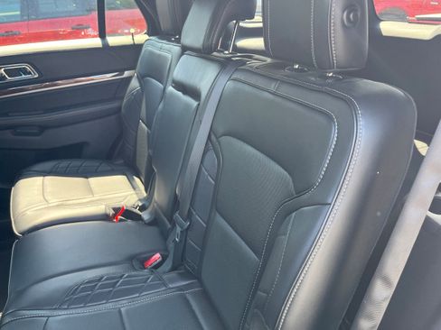 Used 2018 Ford Explorer Platinum AWD/4WD image 12