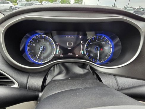 Used 2020 Chrysler Pacifica Touring w/ Advanced Safetytec Group FWD image 33