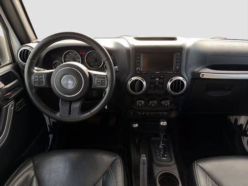 Used 2017 Jeep Wrangler Unlimited Sahara w/ Connectivity Group AWD/4WD image 14