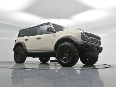 New 2026 Ford Bronco Badlands image 3