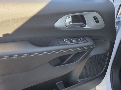 New 2026 Chrysler Pacifica Limited image 8
