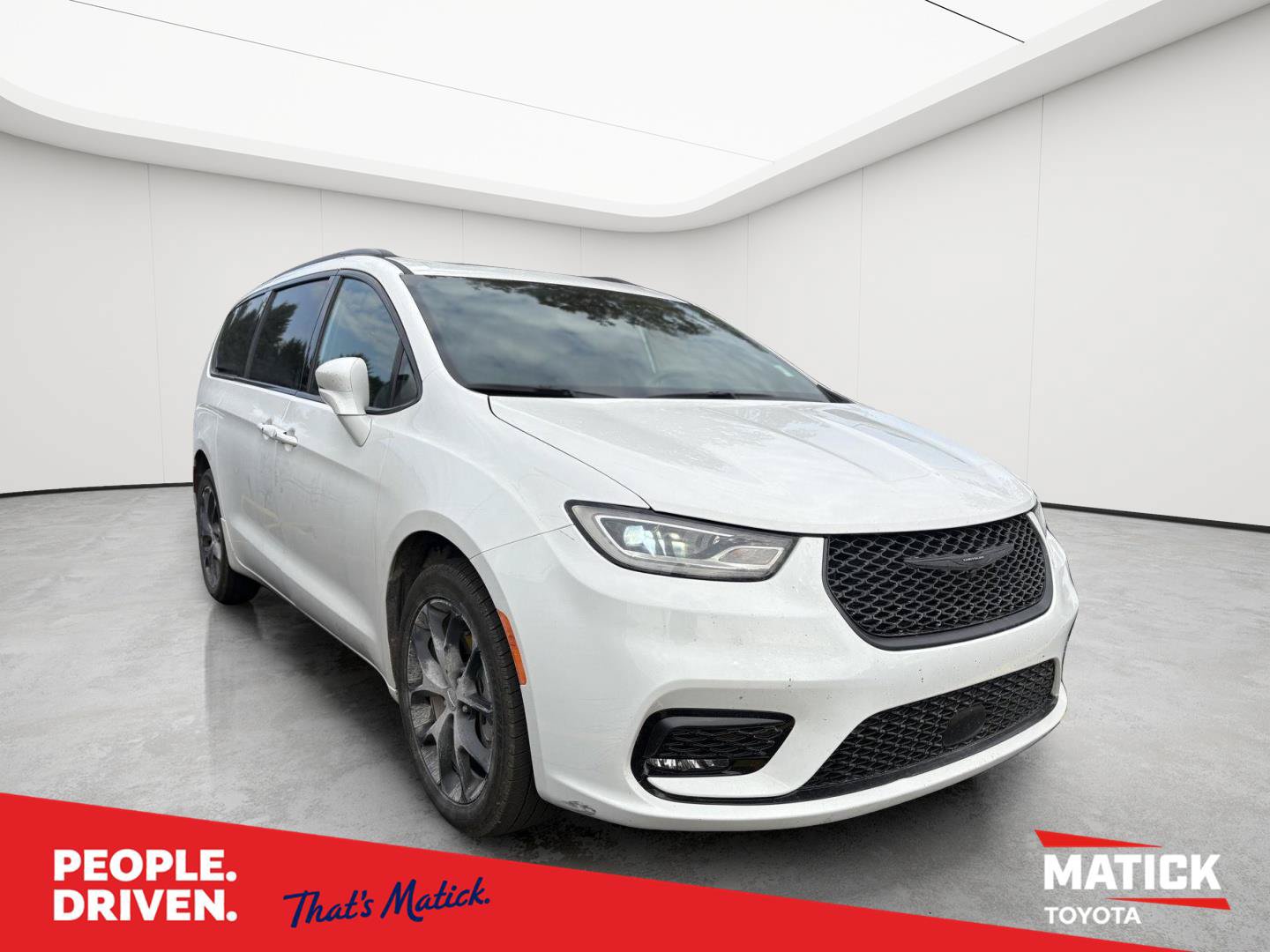 Used 2021 Chrysler Pacifica Limited w/ Uconnect Theater Family Group AWD/4WD image 1