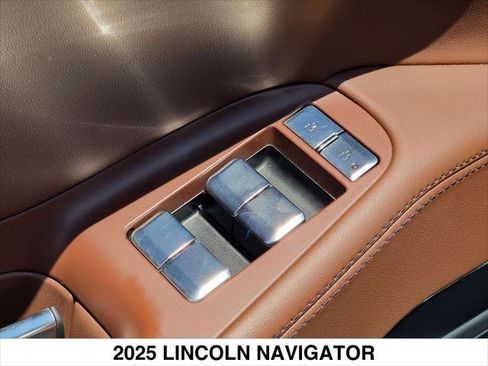 Certified 2025 Lincoln Navigator Reserve AWD/4WD image 11