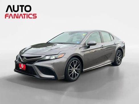 Used 2021 Toyota Camry SE FWD image 1