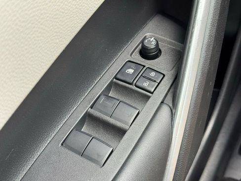 Used 2024 Toyota Corolla Cross L image 23