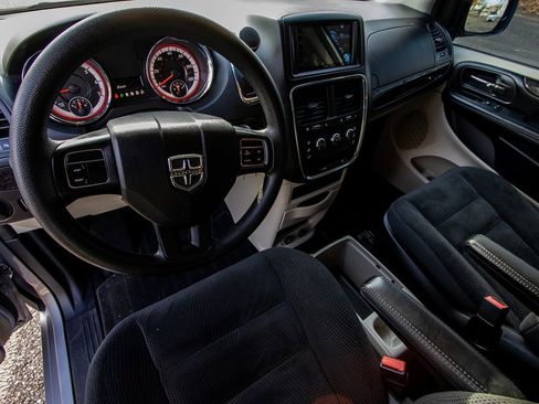 Used 2019 Dodge Grand Caravan SE image 12