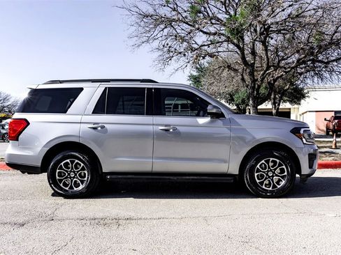 Used 2024 Ford Expedition XLT image 4