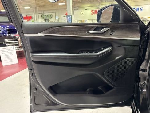 Certified 2024 Jeep Grand Cherokee Limited w/ Luxury Tech Group II image 12