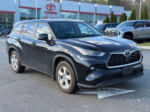 Used 2024 Toyota Highlander LE image 3