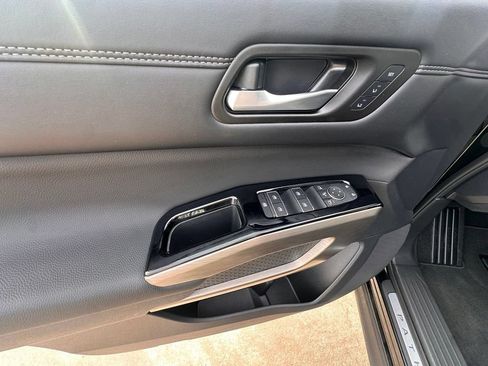 Certified 2025 Nissan Pathfinder Platinum FWD image 16