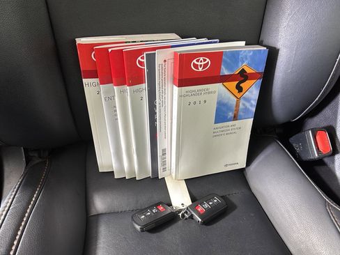 Used 2019 Toyota Highlander XLE AWD/4WD image 23