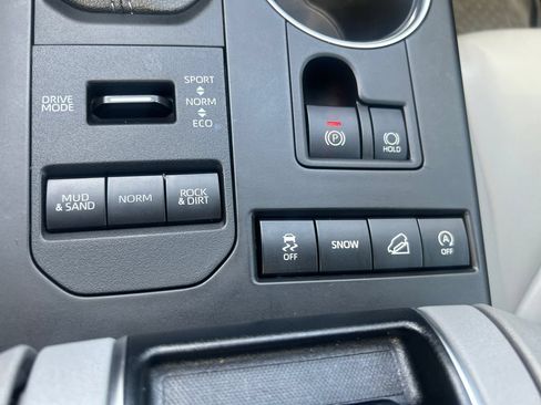 Used 2022 Toyota Highlander XLE AWD/4WD image 33