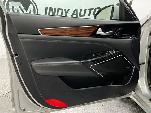 Used 2018 Kia Cadenza Technology image 15