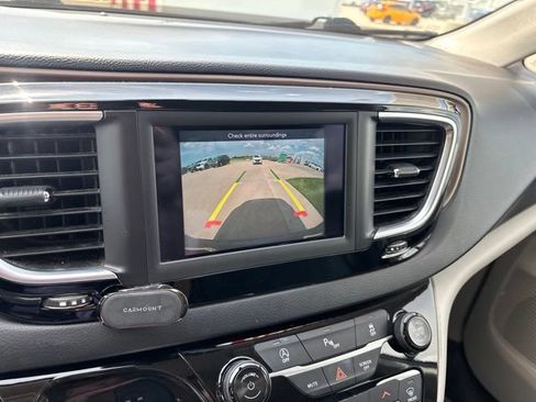 Used 2018 Chrysler Pacifica Touring-L FWD image 32