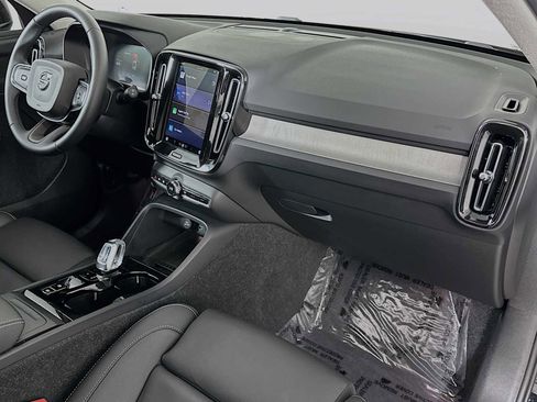 Certified 2025 Volvo XC40 B5 Plus w/ Protection Package Premier image 28