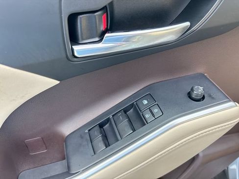 Used 2022 Toyota Highlander XLE AWD/4WD image 13