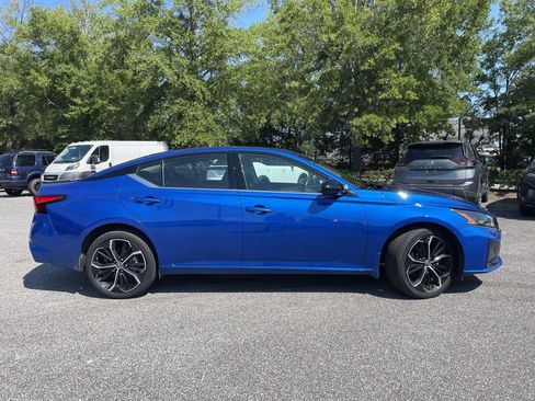 Used 2025 Nissan Altima 2.5 SR w/ SR Premium Package AWD/4WD image 2