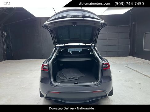 Used 2023 Tesla Model Y Long Range image 39