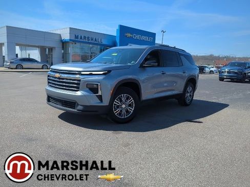 Used 2025 Chevrolet Traverse LT image 1